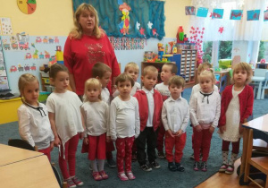 Zdjęcie dzieci śpiewających hymn z grupy 2